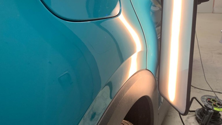 Nachher: Hinterer rechter Kotflügel – reparierte, makellose Oberfläche